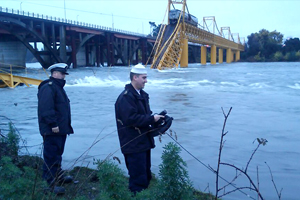 Armada toma muestras del río Toltén para determinar si existe contaminación química tras accidente Armada toma muestras del río Toltén para determinar si existe contaminación química tras accidente