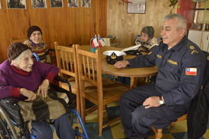 Dotación de la fragata “Almirante Williams” realizó operativo cívico en Hogar de Ancianos en Castro