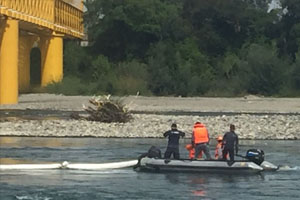 Armada apoya instalación de mangas que buscan retener contaminación en río Toltén.