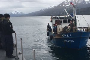 Cuatro pescadores fueron rescatados ilesos en aguas del Canal Beagle