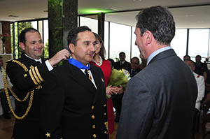 Ministro de Defensa condecora a Almirantes y Generales de las Fuerzas Armadas que se acogen a retiro
