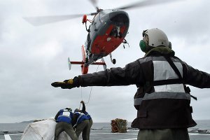OPV "Marinero Fuentealba" realizó relevo de personal naval y reaprovisionamiento oceánico