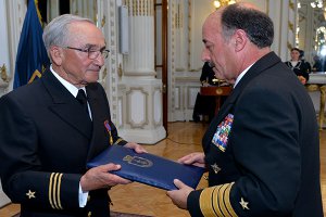 Comandante en Jefe condecoró a destacado Reservista Naval Yate