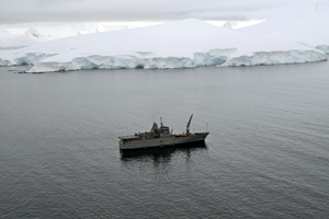 Buque Aquiles continúa apoyando a científicos y reaprovisionando bases en la Antártica