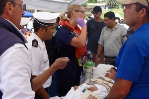 Armada coordinó rescate de turista extranjero con riesgo vital desde crucero en Isla de Pascua