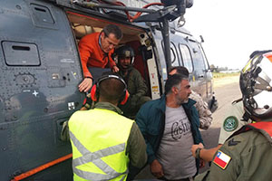 Helicóptero de la Armada evacuó a personas que se encontraban aisladas producto de aluviones