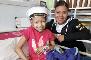 Servidoras de la Armada y Ejército alegraron con su visita a niños en el hospital Carlos Van Buren