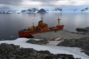 Rompehielos “Viel” y Transporte “Aquiles” logran importante apoyo a Base Científica en Círculo Polar