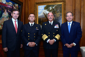Sargento de la Armada fue homenajeado tras salvar a una niña y su padre de morir ahogados