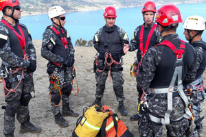 Grupo de Elite de la Armada apoyó en rescate de cuerpo de hombre desaparecido en roqueríos de Valparaíso