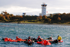 Marinos entrenan para eventuales emergencias aéreas en el mar