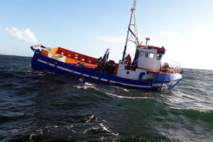 Armada rescató a 5 pescadores desde un bote que se hundía en el mar en Valdivia