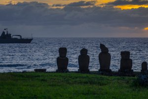 Buque de la Armada transportó toneladas de materiales a Isla de Pascua