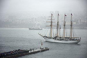 Bajo la lluvia el B.E. “Esmeralda” inició su 62º crucero de instrucción