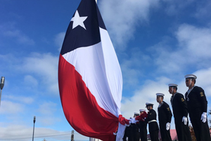 Los marinos de la Segunda Zona Naval izaron Pabellón Bicentenario en Concepción