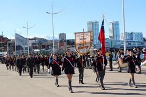 Escolares rinden homenaje a las Glorias Navales en Puerto Montt