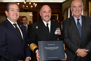 Entrega de Primer catálogo de proyecto cultural al Comandante en Jefe de la Armada de Chile