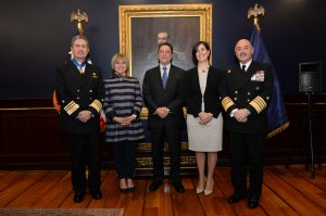 Ministro de Defensa condecoró al Vicealmirante Osvaldo Schwazenberg