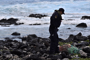 Dotación del OPV "Comandante Toro" efectuó limpieza en Isla Salas y Gómez