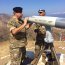 Teniente 2º IM Fulgeri, efectúa briefing al CA Mc Intyre en la Base de Patrulla 03.