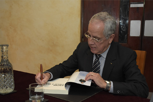 Aviación Naval presenta libro "Entre Cielo y Mar, vivencias de un albatros"