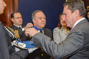 Comandante en Jefe recibe condecoración "Gran Cruz de la Victoria"