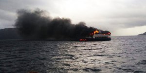 Armada rescató a 31 pasajeros de embarcación en llamas en Aysén