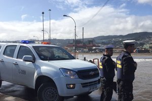 Autoridad Marítima realiza operativo de seguridad en las costas de nuestro país por el sistema frontal que afecta a Chile