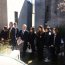 Autoridades y familiares durante la ceremonia efectuada en el Cementerio General de Santiago.