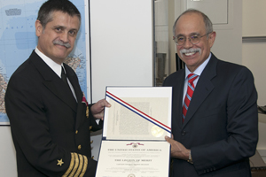 Capitán de Navío George Brown recibe condecoración conferida por el Presidente de los Estados Unidos