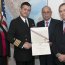 Capitán de Navío George Brown recibe condecoración conferida por el Presidente de los Estados Unidos