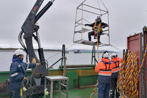 Autoridad Marítima fiscaliza reflotamiento de dos pontones en sector insular de Quemchi