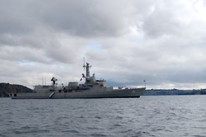 Fragata “Blanco Encalada” realiza recalada operativa y apoyo cívico en bahía Curaco de Vélez