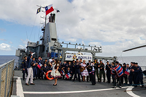 Navegando hacia Valparaíso “Aquiles” conmemoró aniversario de la Patria