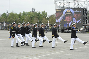 1.242 efectivos navales desfilaron en honor a las Glorias del Ejército