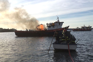 Armada investiga incendio que afectó a embarcación pesquera en la bahía de Quellón