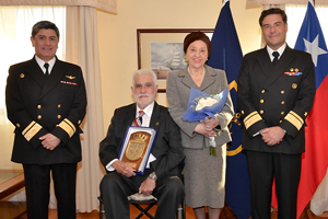 Armada entrega reconocimiento a destacado buzo comercial de la Región de Magallanes y Antártica Chilena