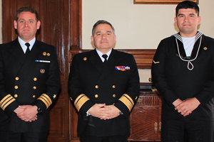 Cabo dotación de la Capitanía de Puerto de Quintero recibió reconocimiento por valiente acción en la vía pública