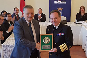 Almirante Leiva recibe distinción a la “Orden al Mérito Santa María de Los Ángeles”