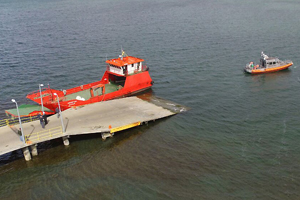 Capitanía de Puerto de Puerto Natales apoya trabajos tras accidente de camión caído con rampla y retroexcavadora al agua