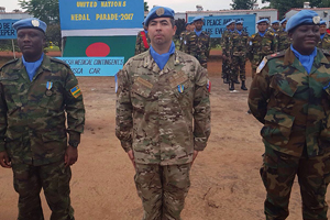Oficial de la Armada recibe reconocimiento "Medal Parade" por misión en República Centroafricana