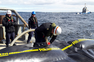 Armada participó en entrenamiento conjunto en el despliegue de barreras oceánicas en la bahía del Estrecho de Magallanes