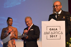 Sargento de la Armada es reconocido en gala conmemorativa del Día de la Antártica Chilena