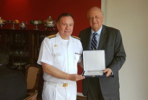 Almirante Leiva realiza visita oficial a Argentina