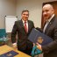Autoridades Marítimas de Chile y Panamá firmando acuerdo de cooperación.