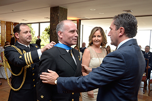 Ministro de Defensa condecora a Almirantes y Generales de las Fuerzas Armadas que se acogen a retiro