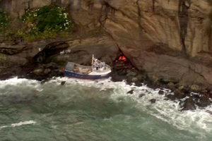 Armada logra rescatar a 4 tripulantes tras naufragio en Quellón