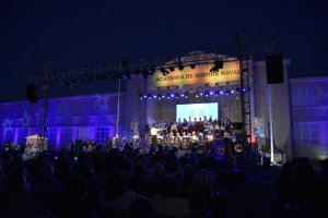 Big Band de la Armada interpretó clásicos navideños acompañada de coros estudiantiles de la región