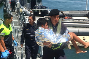 Armada rescata a dos jóvenes en playa "Las Machas" de Arica