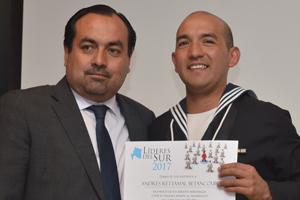 Enfermero naval del OPV “Piloto Pardo” fue destacado como uno de los jóvenes "Líderes del Sur"